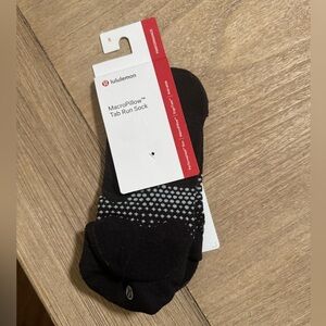 Lululemon Macropillow tab run sock NWT